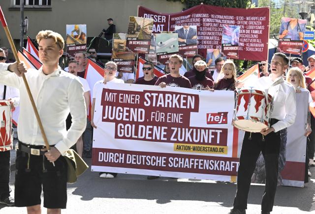 01 May 2026, North Rhine-Westphalia, Essen: People with flags and banners take part in a far-right demonstration, while counter-demonstrators protest to mark International Workers' Day. Photo: Roberto Pfeil/dpa