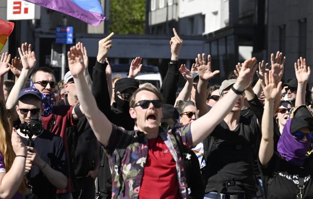01 May 2026, North Rhine-Westphalia, Essen: Counter-protesters are demonstrating against a far-right rally. On May 1, several demonstrations and events are taking place across the country. Photo: Roberto Pfeil/dpa