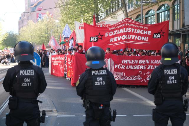 01 May 2026, Saxony, Leipzig: Police officers face off against participants in a left-wing demonstration. On May 1, several demonstrations and events are taking place across the country. Photo: Sebastian Willnow/dpa