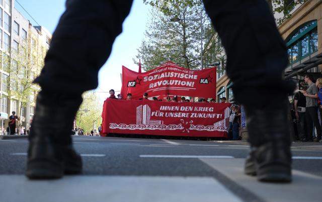 01 May 2026, Saxony, Leipzig: Police officers face off against participants in a left-wing demonstration. On May 1, several demonstrations and events are taking place across the country. Photo: Sebastian Willnow/dpa