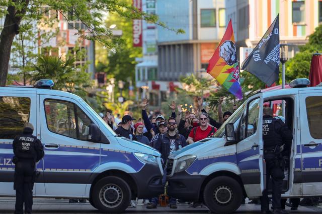 01 May 2026, North Rhine-Westphalia, Essen: Counter-protesters are demonstrating against a far-right rally. On May 1, several demonstrations and events are taking place across the country. Photo: Matthi Rosenkranz/dpa