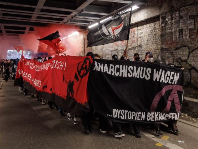 01 May 2026, Hamburg: Participants in a demonstration under the slogan "Dare to be anarchist-fight dystopias" march through the Lessing Tunnel. On May 1, several demonstrations and events will take place across the country. Photo: Markus Scholz/dpa