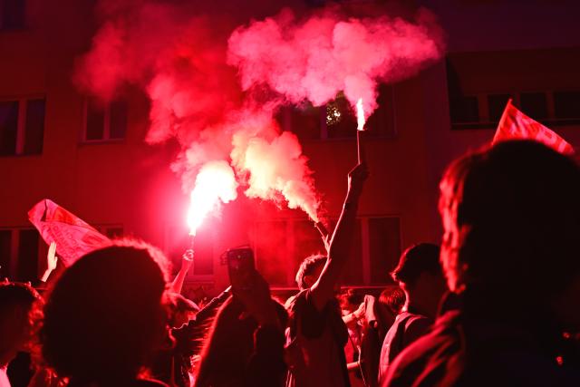01 May 2026, Berlin: Smoke flares burn during the demonstration titled "Revolutionary May Day - Freedom. Peace. Solidarity". On May 1, several demonstrations and events are taking place across the country. Photo: Sebastian Gollnow/dpa