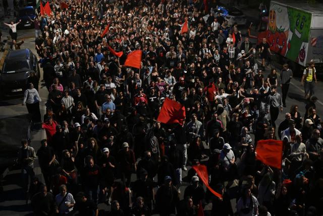 01 May 2026, Hamburg: Participants march with signs and banners at a demonstration under the slogan "War and crisis are systemic. United as a class: Fight for socialism!". On May 1, several demonstrations and events will take place across the country. Photo: Daniel Bockwoldt/dpa