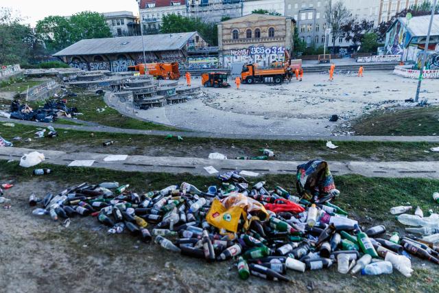 02 May 2026, Berlin: Employees of Berliner Stadtreinigung (BSR) collect used glass in Goerlitzer Park in the early hours of the morning on the day after May 1st. Photo: Carsten Koall/dpa