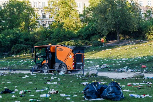 02 May 2026, Berlin: A sweeper from Berliner Stadtreinigung (BSR) sweeps the paths in Goerlitzer Park in the early hours of the morning on the day after May 1. Photo: Carsten Koall/dpa