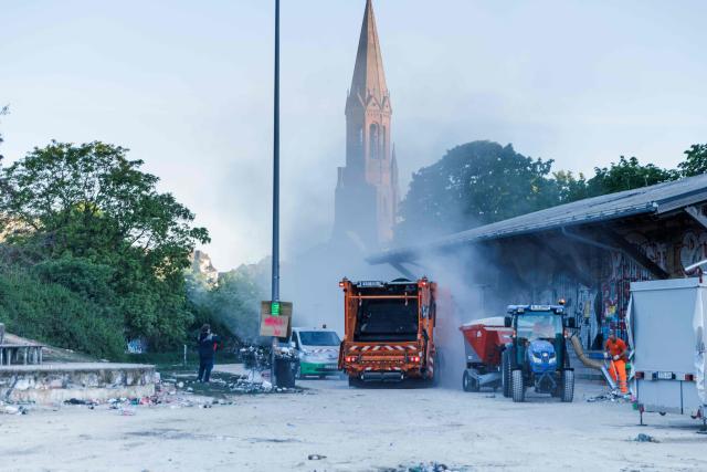 02 May 2026, Berlin: A garbage truck of the Berlin city cleaning service (BSR) removes waste in Goerlitzer Park in the early morning hours on the day after May 1st. Photo: Carsten Koall/dpa
