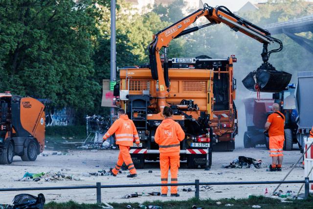 02 May 2026, Berlin: Employees predominantly collect glass bottle waste in the early hours of the morning on the day after May 1st. Photo: Carsten Koall/dpa