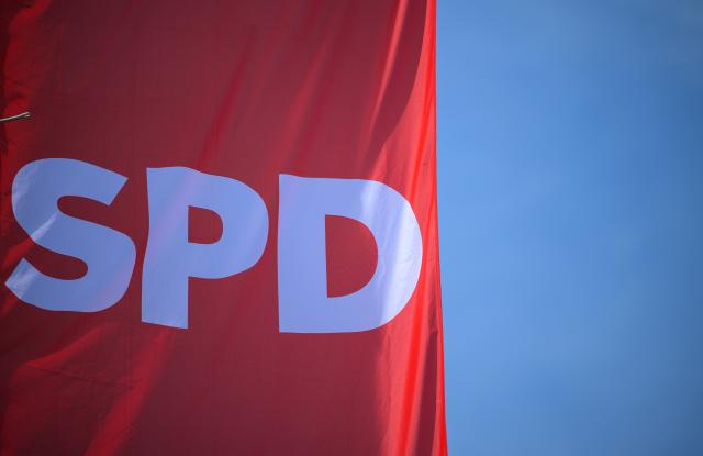 02 May 2026, Rhineland-Palatinate, Nieder-Olm: An SPD flag flies at the venue. The focus of the extraordinary state party conference is the vote on the coalition agreement. Photo: Hannes P. Albert/dpa