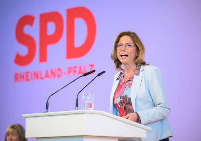 02 May 2026, Rhineland-Palatinate, Nieder-Olm: Sabine Baetzing-Lichtenthaeler, Chairwoman of the SPD Rhineland-Palatinate, speaks on stage during the state party conference. The focus of the extraordinary state party conference is the vote on the coalition agreement. Photo: Hannes P. Albert/dpa