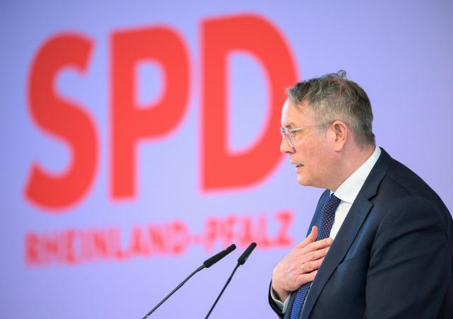 02 May 2026, Rhineland-Palatinate, Nieder-Olm: Alexander Schweitzer, Minister President of Rhineland-Palatinate, speaks on stage during the state party conference. The focus of this extraordinary state party conference is the negotiated coalition agreement. Photo: Hannes P. Albert/dpa