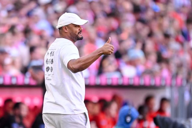 02 May 2026, Bavaria, Munich: Bayern Munich Coach Vincent Kompany gestures on the touchline during the German Bundesliga soccer match between Bayern Munich and 1. FC Heidenheim at Allianz Arena. Photo: Harry Langer/dpa - WICHTIGER HINWEIS: Gemäß den Vorgaben der DFL Deutsche Fußball Liga bzw. des DFB Deutscher Fußball-Bund ist es untersagt, in dem Stadion und/oder vom Spiel angefertigte Fotoaufnahmen in Form von Sequenzbildern und/oder videoähnlichen Fotostrecken zu verwerten bzw. verwerten zu lassen.