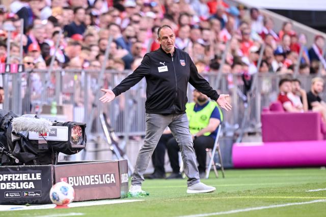02 May 2026, Bavaria, Munich: Heidenheim coach Frank Schmidt gestures on the touchline during the German Bundesliga soccer match between Bayern Munich and 1. FC Heidenheim at Allianz Arena. Photo: Harry Langer/dpa - WICHTIGER HINWEIS: Gemäß den Vorgaben der DFL Deutsche Fußball Liga bzw. des DFB Deutscher Fußball-Bund ist es untersagt, in dem Stadion und/oder vom Spiel angefertigte Fotoaufnahmen in Form von Sequenzbildern und/oder videoähnlichen Fotostrecken zu verwerten bzw. verwerten zu lassen.