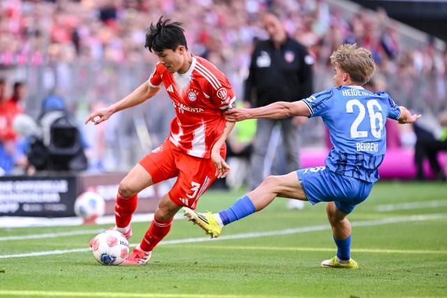 02 May 2026, Bavaria, Munich: Heidenheim's Hennes Behrens (R) and Bayern Munich's Min-jae Kim battle for the ball during the German Bundesliga soccer match between Bayern Munich and 1. FC Heidenheim at Allianz Arena. Photo: Harry Langer/dpa - WICHTIGER HINWEIS: Gemäß den Vorgaben der DFL Deutsche Fußball Liga bzw. des DFB Deutscher Fußball-Bund ist es untersagt, in dem Stadion und/oder vom Spiel angefertigte Fotoaufnahmen in Form von Sequenzbildern und/oder videoähnlichen Fotostrecken zu verwerten bzw. verwerten zu lassen.