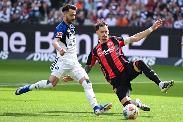 02 May 2026, Hesse, Frankfurt/M.: Hamburger's Fabio Vieira (L) and Eintracht Frankfurt's Robin Koch battle for the ball during the German Bundesliga soccer match between Eintracht Frankfurt and Hamburger SV at Deutsche Bank Park. Photo: Florian Wiegand/dpa - WICHTIGER HINWEIS: Gemäß den Vorgaben der DFL Deutsche Fußball Liga bzw. des DFB Deutscher Fußball-Bund ist es untersagt, in dem Stadion und/oder vom Spiel angefertigte Fotoaufnahmen in Form von Sequenzbildern und/oder videoähnlichen Fotostrecken zu verwerten bzw. verwerten zu lassen.