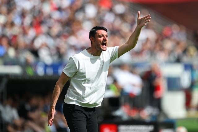 02 May 2026, Hesse, Frankfurt/M.: Eintracht Frankfurt coach Albert Riera gestures on the sideline during the German Bundesliga soccer match between Eintracht Frankfurt and Hamburger SV at Deutsche Bank Park. Photo: Florian Wiegand/dpa - WICHTIGER HINWEIS: Gemäß den Vorgaben der DFL Deutsche Fußball Liga bzw. des DFB Deutscher Fußball-Bund ist es untersagt, in dem Stadion und/oder vom Spiel angefertigte Fotoaufnahmen in Form von Sequenzbildern und/oder videoähnlichen Fotostrecken zu verwerten bzw. verwerten zu lassen.