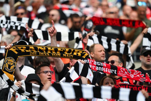 02 May 2026, Hesse, Frankfurt/M.: Frankfurt fans hold up their scarves during the German Bundesliga soccer match between Eintracht Frankfurt and Hamburger SV at Deutsche Bank Park. Photo: Florian Wiegand/dpa - WICHTIGER HINWEIS: Gemäß den Vorgaben der DFL Deutsche Fußball Liga bzw. des DFB Deutscher Fußball-Bund ist es untersagt, in dem Stadion und/oder vom Spiel angefertigte Fotoaufnahmen in Form von Sequenzbildern und/oder videoähnlichen Fotostrecken zu verwerten bzw. verwerten zu lassen.