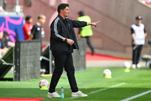 02 May 2026, Hesse, Frankfurt/M.: Hamburger coach Merlin Polzin gestures on the sideline during the German Bundesliga soccer match between Eintracht Frankfurt and Hamburger SV at Deutsche Bank Park. Photo: Florian Wiegand/dpa - WICHTIGER HINWEIS: Gemäß den Vorgaben der DFL Deutsche Fußball Liga bzw. des DFB Deutscher Fußball-Bund ist es untersagt, in dem Stadion und/oder vom Spiel angefertigte Fotoaufnahmen in Form von Sequenzbildern und/oder videoähnlichen Fotostrecken zu verwerten bzw. verwerten zu lassen.