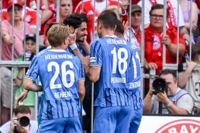 02 May 2026, Bavaria, Munich: Heidenheim's Eren Dinkci (2nd L) celebrates scoring his side's second goal with teammates during the German Bundesliga soccer match between Bayern Munich and 1. FC Heidenheim at Allianz Arena. Photo: Harry Langer/dpa - WICHTIGER HINWEIS: Gemäß den Vorgaben der DFL Deutsche Fußball Liga bzw. des DFB Deutscher Fußball-Bund ist es untersagt, in dem Stadion und/oder vom Spiel angefertigte Fotoaufnahmen in Form von Sequenzbildern und/oder videoähnlichen Fotostrecken zu verwerten bzw. verwerten zu lassen.