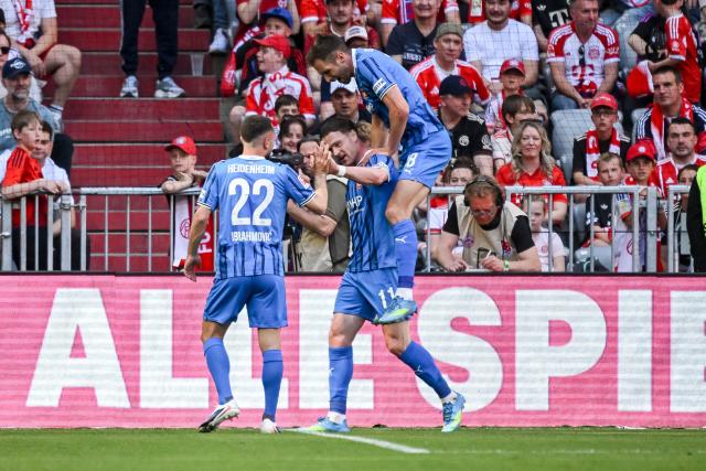 02 May 2026, Bavaria, Munich: Heidenheim's Budu Siwsiwadse (C) celebrates scoring his side's first goal during the German Bundesliga soccer match between Bayern Munich and 1. FC Heidenheim at Allianz Arena. Photo: Harry Langer/dpa - WICHTIGER HINWEIS: Gemäß den Vorgaben der DFL Deutsche Fußball Liga bzw. des DFB Deutscher Fußball-Bund ist es untersagt, in dem Stadion und/oder vom Spiel angefertigte Fotoaufnahmen in Form von Sequenzbildern und/oder videoähnlichen Fotostrecken zu verwerten bzw. verwerten zu lassen.