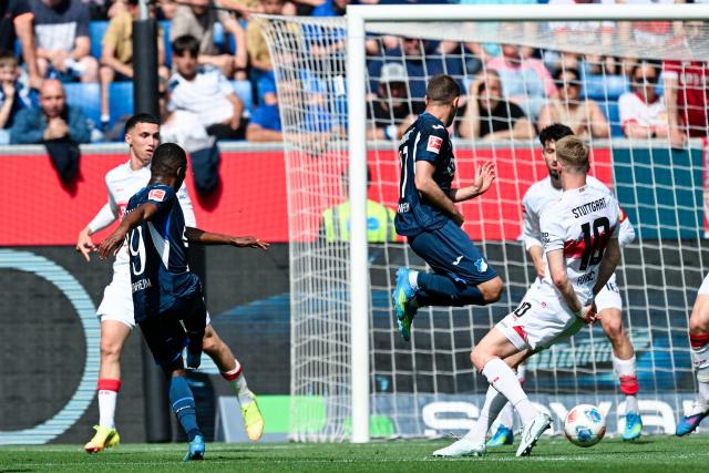 02 May 2026, Baden-Wuerttemberg, Sinsheim: Hoffenheim's Bazoumana Toure (L) scores his side's second goal during the German Bundesliga soccer match between TSG 1899 Hoffenheim and VfB Stuttgart at PreZero Arena. Photo: Uwe Anspach/dpa - WICHTIGER HINWEIS: Gemäß den Vorgaben der DFL Deutsche Fußball Liga bzw. des DFB Deutscher Fußball-Bund ist es untersagt, in dem Stadion und/oder vom Spiel angefertigte Fotoaufnahmen in Form von Sequenzbildern und/oder videoähnlichen Fotostrecken zu verwerten bzw. verwerten zu lassen.