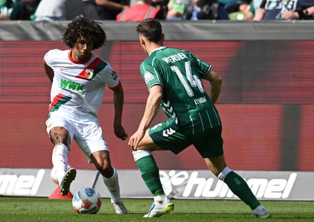 02 May 2026, Bremen: Werder Bremen's Senne Lynen (R) and Augsburg's Han-Noah Massengo battle for the ball during the German Bundesliga soccer match between Werder Bremen and FC Augsburg at Weserstadion. Photo: Carmen Jaspersen/dpa - WICHTIGER HINWEIS: Gemäß den Vorgaben der DFL Deutsche Fußball Liga bzw. des DFB Deutscher Fußball-Bund ist es untersagt, in dem Stadion und/oder vom Spiel angefertigte Fotoaufnahmen in Form von Sequenzbildern und/oder videoähnlichen Fotostrecken zu verwerten bzw. verwerten zu lassen.