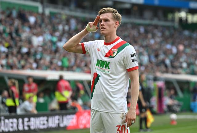 02 May 2026, Bremen: Augsburg's Anton Kade celebrates scoring his side's first goal during the German Bundesliga soccer match between Werder Bremen and FC Augsburg at Weserstadion. Photo: Carmen Jaspersen/dpa - WICHTIGER HINWEIS: Gemäß den Vorgaben der DFL Deutsche Fußball Liga bzw. des DFB Deutscher Fußball-Bund ist es untersagt, in dem Stadion und/oder vom Spiel angefertigte Fotoaufnahmen in Form von Sequenzbildern und/oder videoähnlichen Fotostrecken zu verwerten bzw. verwerten zu lassen.