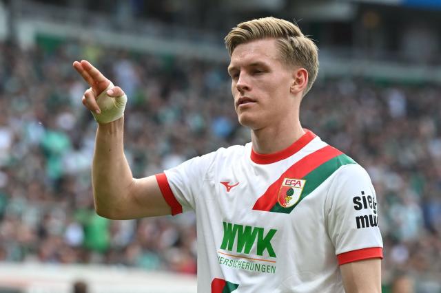02 May 2026, Bremen: Augsburg's Anton Kade celebrates scoring his side's first goal during the German Bundesliga soccer match between Werder Bremen and FC Augsburg at Weserstadion. Photo: Carmen Jaspersen/dpa - WICHTIGER HINWEIS: Gemäß den Vorgaben der DFL Deutsche Fußball Liga bzw. des DFB Deutscher Fußball-Bund ist es untersagt, in dem Stadion und/oder vom Spiel angefertigte Fotoaufnahmen in Form von Sequenzbildern und/oder videoähnlichen Fotostrecken zu verwerten bzw. verwerten zu lassen.