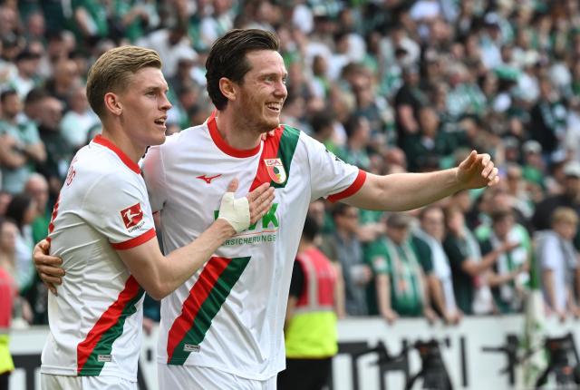 02 May 2026, Bremen: Augsburg's Anton Kade (L) celebrates scoring his side's first goal with teammate Michael Gregoritsch during the German Bundesliga soccer match between Werder Bremen and FC Augsburg at Weserstadion. Photo: Carmen Jaspersen/dpa - WICHTIGER HINWEIS: Gemäß den Vorgaben der DFL Deutsche Fußball Liga bzw. des DFB Deutscher Fußball-Bund ist es untersagt, in dem Stadion und/oder vom Spiel angefertigte Fotoaufnahmen in Form von Sequenzbildern und/oder videoähnlichen Fotostrecken zu verwerten bzw. verwerten zu lassen.