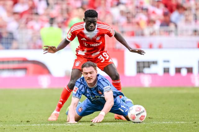 02 May 2026, Bavaria, Munich: Heidenheim's Budu Siwsiwadse and Bayern Munich's Bara Ndiaye (UP) battle for the ball during the German Bundesliga soccer match between Bayern Munich and 1. FC Heidenheim at Allianz Arena. Photo: Harry Langer/dpa - WICHTIGER HINWEIS: Gemäß den Vorgaben der DFL Deutsche Fußball Liga bzw. des DFB Deutscher Fußball-Bund ist es untersagt, in dem Stadion und/oder vom Spiel angefertigte Fotoaufnahmen in Form von Sequenzbildern und/oder videoähnlichen Fotostrecken zu verwerten bzw. verwerten zu lassen.