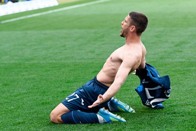 02 May 2026, Baden-Wuerttemberg, Sinsheim: Hoffenheim Andrej Kramaric celebrates scoring his side's third goal during the German Bundesliga soccer match between TSG 1899 Hoffenheim and VfB Stuttgart at PreZero Arena. Photo: Uwe Anspach/dpa - WICHTIGER HINWEIS: Gemäß den Vorgaben der DFL Deutsche Fußball Liga bzw. des DFB Deutscher Fußball-Bund ist es untersagt, in dem Stadion und/oder vom Spiel angefertigte Fotoaufnahmen in Form von Sequenzbildern und/oder videoähnlichen Fotostrecken zu verwerten bzw. verwerten zu lassen.