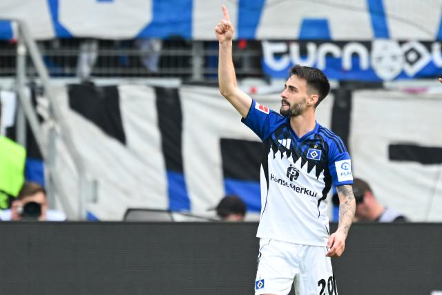 02 May 2026, Hesse, Frankfurt/M.: Hamburger's Fabio Vieira celebrates scoring his side's second goal during the German Bundesliga soccer match between Eintracht Frankfurt and Hamburger SV at Deutsche Bank Park. Photo: Florian Wiegand/dpa - WICHTIGER HINWEIS: Gemäß den Vorgaben der DFL Deutsche Fußball Liga bzw. des DFB Deutscher Fußball-Bund ist es untersagt, in dem Stadion und/oder vom Spiel angefertigte Fotoaufnahmen in Form von Sequenzbildern und/oder videoähnlichen Fotostrecken zu verwerten bzw. verwerten zu lassen.