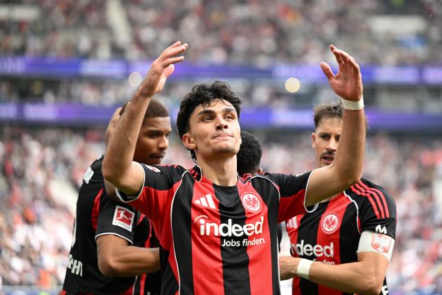 02 May 2026, Hesse, Frankfurt/M.: Eintracht Frankfurt's Can Uzun (C) celebrates scoring his side's first goal during the German Bundesliga soccer match between Eintracht Frankfurt and Hamburger SV at Deutsche Bank Park. Photo: Florian Wiegand/dpa - WICHTIGER HINWEIS: Gemäß den Vorgaben der DFL Deutsche Fußball Liga bzw. des DFB Deutscher Fußball-Bund ist es untersagt, in dem Stadion und/oder vom Spiel angefertigte Fotoaufnahmen in Form von Sequenzbildern und/oder videoähnlichen Fotostrecken zu verwerten bzw. verwerten zu lassen.