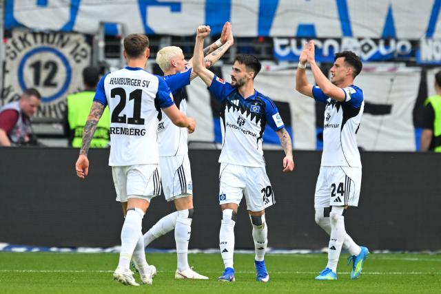 02 May 2026, Hesse, Frankfurt/M.: Hamburger's Fabio Vieira (2nd R) celebrates scoring his side's second goal with teammates during the German Bundesliga soccer match between Eintracht Frankfurt and Hamburger SV at Deutsche Bank Park. Photo: Florian Wiegand/dpa - WICHTIGER HINWEIS: Gemäß den Vorgaben der DFL Deutsche Fußball Liga bzw. des DFB Deutscher Fußball-Bund ist es untersagt, in dem Stadion und/oder vom Spiel angefertigte Fotoaufnahmen in Form von Sequenzbildern und/oder videoähnlichen Fotostrecken zu verwerten bzw. verwerten zu lassen.