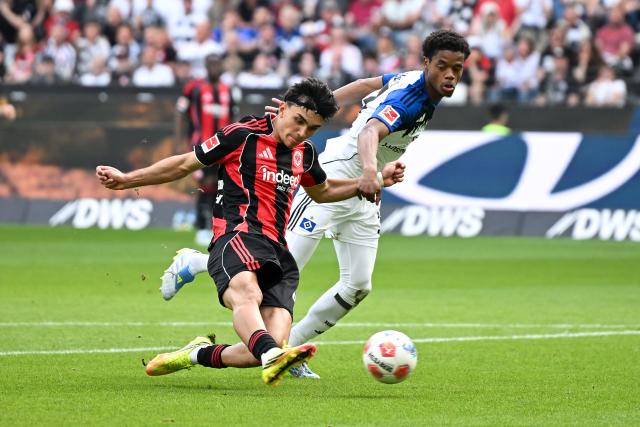02 May 2026, Hesse, Frankfurt/M.: Eintracht Frankfurt's Can Uzun (L) scores his side's first goal during the German Bundesliga soccer match between Eintracht Frankfurt and Hamburger SV at Deutsche Bank Park. Photo: Florian Wiegand/dpa - WICHTIGER HINWEIS: Gemäß den Vorgaben der DFL Deutsche Fußball Liga bzw. des DFB Deutscher Fußball-Bund ist es untersagt, in dem Stadion und/oder vom Spiel angefertigte Fotoaufnahmen in Form von Sequenzbildern und/oder videoähnlichen Fotostrecken zu verwerten bzw. verwerten zu lassen.