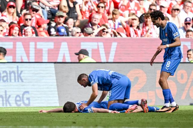 02 May 2026, Bavaria, Munich: Heidenheim's Budu Siwsiwadse (L) celebrates scoring his side's third goal with teammates during the German Bundesliga soccer match between Bayern Munich and 1. FC Heidenheim at Allianz Arena. Photo: Harry Langer/dpa - WICHTIGER HINWEIS: Gemäß den Vorgaben der DFL Deutsche Fußball Liga bzw. des DFB Deutscher Fußball-Bund ist es untersagt, in dem Stadion und/oder vom Spiel angefertigte Fotoaufnahmen in Form von Sequenzbildern und/oder videoähnlichen Fotostrecken zu verwerten bzw. verwerten zu lassen.
