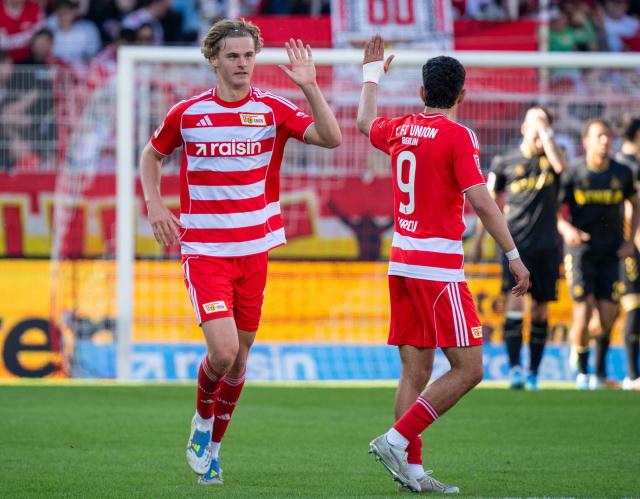 02 May 2026, Berlin: Union Berlin's Tom Rothe (L) celebrates scoring his side's first goal with teammate Livan Burcu during the German Bundesliga soccer match between 1. FC Union Berlin and 1. FC Cologne at An der Alten Foersterei. Photo: Soeren Stache/dpa - WICHTIGER HINWEIS: Gemäß den Vorgaben der DFL Deutsche Fußball Liga bzw. des DFB Deutscher Fußball-Bund ist es untersagt, in dem Stadion und/oder vom Spiel angefertigte Fotoaufnahmen in Form von Sequenzbildern und/oder videoähnlichen Fotostrecken zu verwerten bzw. verwerten zu lassen.
