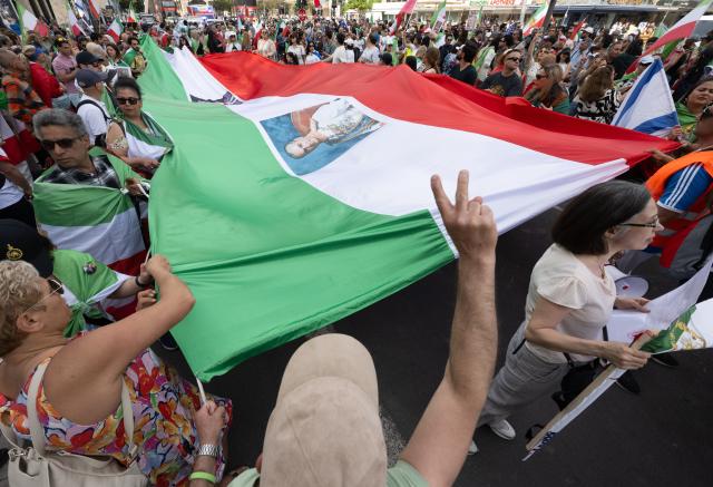 02 May 2026, Hesse, Frankfurt/Main: People take part in a protest against the regime in Iran at Goetheplatz in Frankfurt. Photo: Boris Roessler/dpa