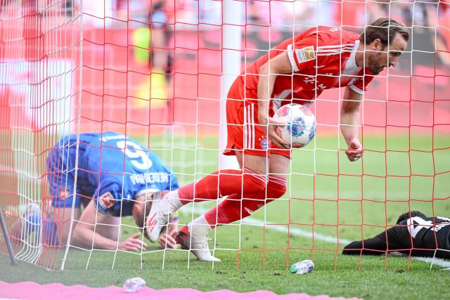 02 May 2026, Bavaria, Munich: Bayern Munich's Harry Kane retrieves the ball from the net after his side's third goal during the German Bundesliga soccer match between Bayern Munich and 1. FC Heidenheim at Allianz Arena. Photo: Harry Langer/dpa - WICHTIGER HINWEIS: Gemäß den Vorgaben der DFL Deutsche Fußball Liga bzw. des DFB Deutscher Fußball-Bund ist es untersagt, in dem Stadion und/oder vom Spiel angefertigte Fotoaufnahmen in Form von Sequenzbildern und/oder videoähnlichen Fotostrecken zu verwerten bzw. verwerten zu lassen.