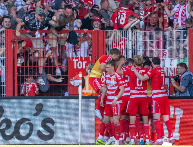 02 May 2026, Berlin: Union Berlin players celebrate their side's second goal during the German Bundesliga soccer match between 1. FC Union Berlin and 1. FC Cologne at An der Alten Foersterei. Photo: Soeren Stache/dpa - WICHTIGER HINWEIS: Gemäß den Vorgaben der DFL Deutsche Fußball Liga bzw. des DFB Deutscher Fußball-Bund ist es untersagt, in dem Stadion und/oder vom Spiel angefertigte Fotoaufnahmen in Form von Sequenzbildern und/oder videoähnlichen Fotostrecken zu verwerten bzw. verwerten zu lassen.