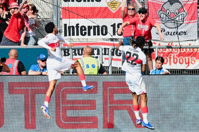 02 May 2026, Baden-Wuerttemberg, Sinsheim: Stuttgart's Tiago Tomas (L) celebrates scoring his side's third goal during the German Bundesliga soccer match between TSG 1899 Hoffenheim and VfB Stuttgart at PreZero Arena. Photo: Uwe Anspach/dpa - WICHTIGER HINWEIS: Gemäß den Vorgaben der DFL Deutsche Fußball Liga bzw. des DFB Deutscher Fußball-Bund ist es untersagt, in dem Stadion und/oder vom Spiel angefertigte Fotoaufnahmen in Form von Sequenzbildern und/oder videoähnlichen Fotostrecken zu verwerten bzw. verwerten zu lassen.