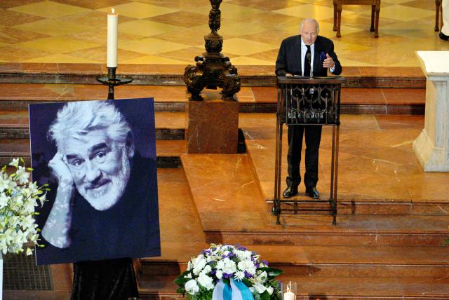 02 May 2026, Bavaria, Munich: German actor Axel Milberg speaks to invited guests at the memorial service for late German actor Mario Adorf at St. Michael's Church. Photo: Uwe Lein/dpa - ACHTUNG: Nur zur redaktionellen Verwendung im vollen Format und nur Zusammenhang mit der aktuellen Berichterstattung und nur mit vollständiger Nennung des vorstehenden Credits