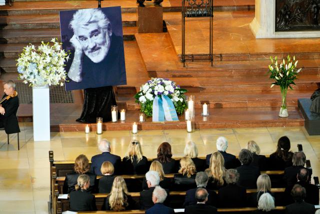 02 May 2026, Bavaria, Munich: A photo of the late German actor Mario Adorf is on display at the memorial service for invited guests at St. Michael's Church. Photo: Uwe Lein/dpa - ACHTUNG: Nur zur redaktionellen Verwendung im vollen Format und nur Zusammenhang mit der aktuellen Berichterstattung und nur mit vollständiger Nennung des vorstehenden Credits