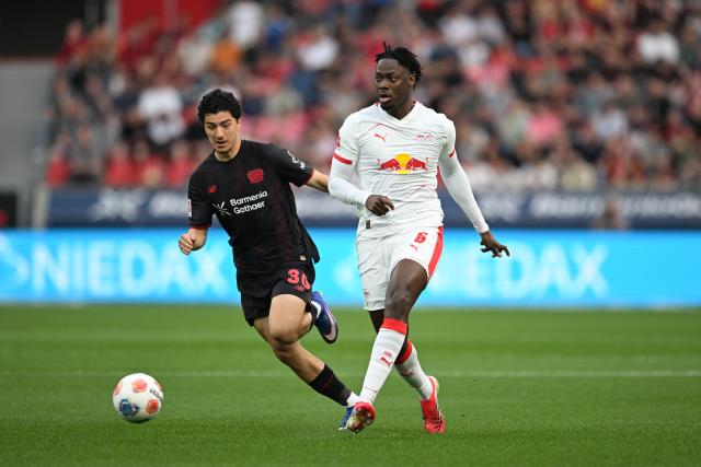 02 May 2026, North Rhine-Westphalia, Leverkusen: Leipzig's El Chadaille Bitshiabu (R) and Leverkusen's Ibrahim Maza battle for the ball during the German Bundesliga soccer match between Bayer Leverkusen and RB Leipzig at BayArena. Photo: Fabian Strauch/dpa - WICHTIGER HINWEIS: Gemäß den Vorgaben der DFL Deutsche Fußball Liga bzw. des DFB Deutscher Fußball-Bund ist es untersagt, in dem Stadion und/oder vom Spiel angefertigte Fotoaufnahmen in Form von Sequenzbildern und/oder videoähnlichen Fotostrecken zu verwerten bzw. verwerten zu lassen.