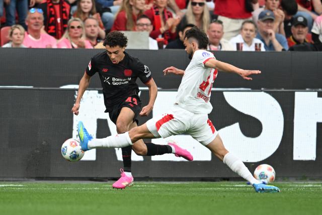 02 May 2026, North Rhine-Westphalia, Leverkusen: Leipzig's Max Finkgraefe (R) and Leverkusen's Montrell Culbreath battle for the ball during the German Bundesliga soccer match between Bayer Leverkusen and RB Leipzig at BayArena. Photo: Fabian Strauch/dpa - WICHTIGER HINWEIS: Gemäß den Vorgaben der DFL Deutsche Fußball Liga bzw. des DFB Deutscher Fußball-Bund ist es untersagt, in dem Stadion und/oder vom Spiel angefertigte Fotoaufnahmen in Form von Sequenzbildern und/oder videoähnlichen Fotostrecken zu verwerten bzw. verwerten zu lassen.