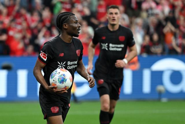 02 May 2026, North Rhine-Westphalia, Leverkusen: Leverkusen's Nathan Tella (L) celebrates scoring his side's second goal during the German Bundesliga soccer match between Bayer Leverkusen and RB Leipzig at BayArena. Photo: Fabian Strauch/dpa - WICHTIGER HINWEIS: Gemäß den Vorgaben der DFL Deutsche Fußball Liga bzw. des DFB Deutscher Fußball-Bund ist es untersagt, in dem Stadion und/oder vom Spiel angefertigte Fotoaufnahmen in Form von Sequenzbildern und/oder videoähnlichen Fotostrecken zu verwerten bzw. verwerten zu lassen.