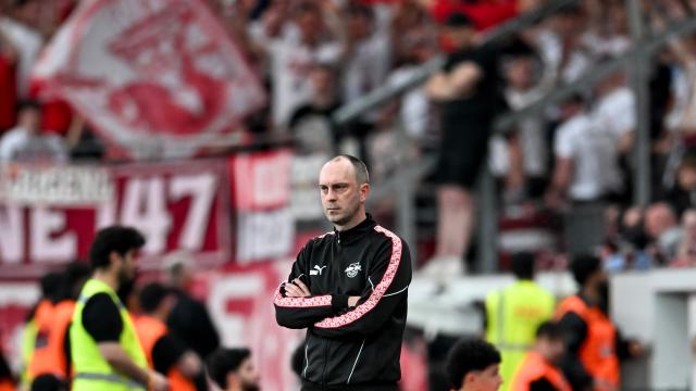 02 May 2026, North Rhine-Westphalia, Leverkusen: RB Leipzig coach Ole Werner stands on the sideline during the German Bundesliga soccer match between Bayer Leverkusen and RB Leipzig at BayArena. Photo: Fabian Strauch/dpa - WICHTIGER HINWEIS: Gemäß den Vorgaben der DFL Deutsche Fußball Liga bzw. des DFB Deutscher Fußball-Bund ist es untersagt, in dem Stadion und/oder vom Spiel angefertigte Fotoaufnahmen in Form von Sequenzbildern und/oder videoähnlichen Fotostrecken zu verwerten bzw. verwerten zu lassen.