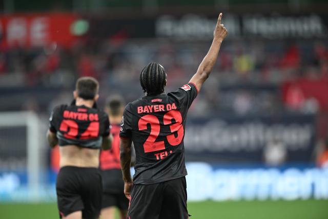 02 May 2026, North Rhine-Westphalia, Leverkusen: Leverkusen's Nathan Tella (R) celebrates scoring his side's second goal during the German Bundesliga soccer match between Bayer Leverkusen and RB Leipzig at BayArena. Photo: Fabian Strauch/dpa - WICHTIGER HINWEIS: Gemäß den Vorgaben der DFL Deutsche Fußball Liga bzw. des DFB Deutscher Fußball-Bund ist es untersagt, in dem Stadion und/oder vom Spiel angefertigte Fotoaufnahmen in Form von Sequenzbildern und/oder videoähnlichen Fotostrecken zu verwerten bzw. verwerten zu lassen.