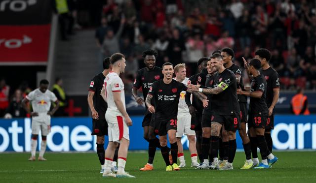 02 May 2026, North Rhine-Westphalia, Leverkusen: Bayer Leverkusen players celebrate their side's fourth goal during the German Bundesliga soccer match between Bayer Leverkusen and RB Leipzig at BayArena. Photo: Fabian Strauch/dpa - WICHTIGER HINWEIS: Gemäß den Vorgaben der DFL Deutsche Fußball Liga bzw. des DFB Deutscher Fußball-Bund ist es untersagt, in dem Stadion und/oder vom Spiel angefertigte Fotoaufnahmen in Form von Sequenzbildern und/oder videoähnlichen Fotostrecken zu verwerten bzw. verwerten zu lassen.