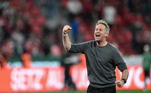 02 May 2026, North Rhine-Westphalia, Leverkusen: Bayer Leverkusen coach Kasper Hjulmand celebrates the victory after the German Bundesliga soccer match between Bayer Leverkusen and RB Leipzig at BayArena. Photo: Fabian Strauch/dpa - WICHTIGER HINWEIS: Gemäß den Vorgaben der DFL Deutsche Fußball Liga bzw. des DFB Deutscher Fußball-Bund ist es untersagt, in dem Stadion und/oder vom Spiel angefertigte Fotoaufnahmen in Form von Sequenzbildern und/oder videoähnlichen Fotostrecken zu verwerten bzw. verwerten zu lassen.